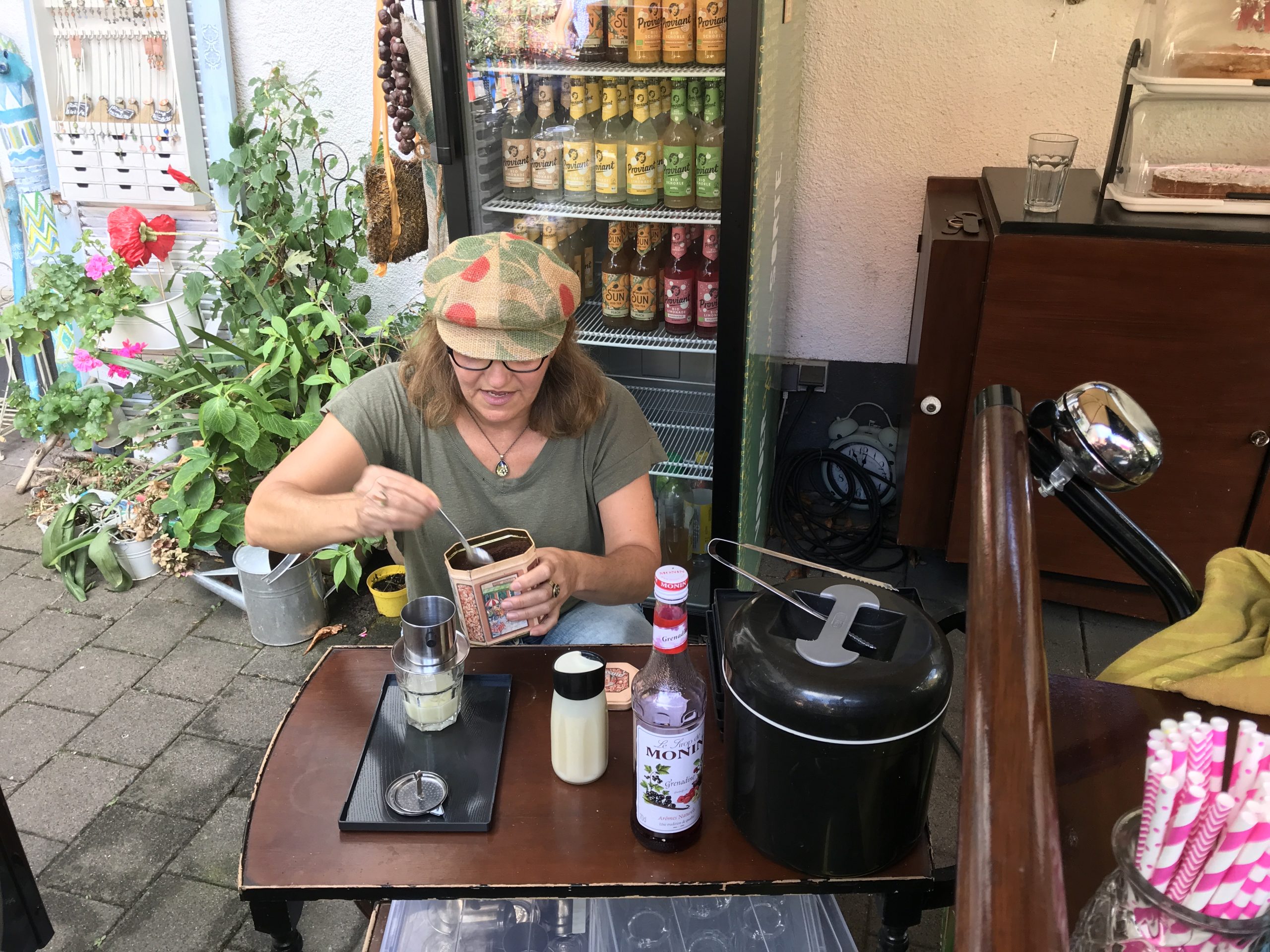 Gordana bereitet einen Vietnamesischen Kaffee vor