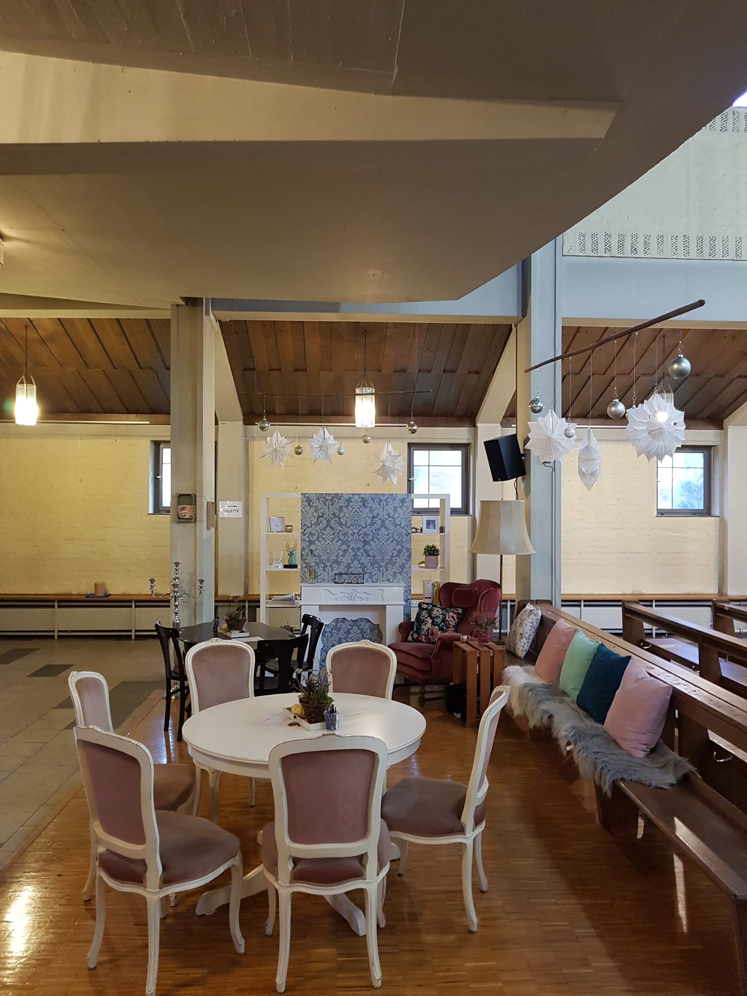 Cafémöbel in einer Kirche