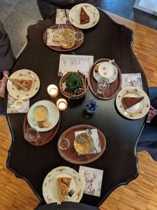 Ein Tisch reichlich gedeckter Tisch mit Kaffee, Tee und Kuchen