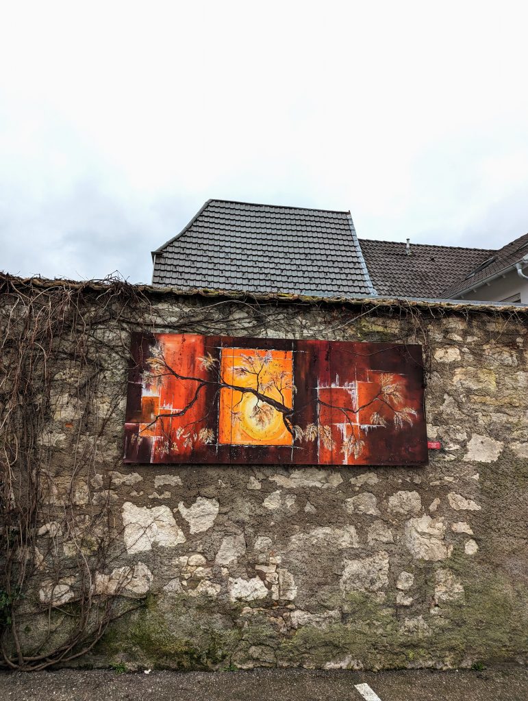 Bunte Kunstwerke zieren die Hauswände des Art-Dorfs Ötlingen