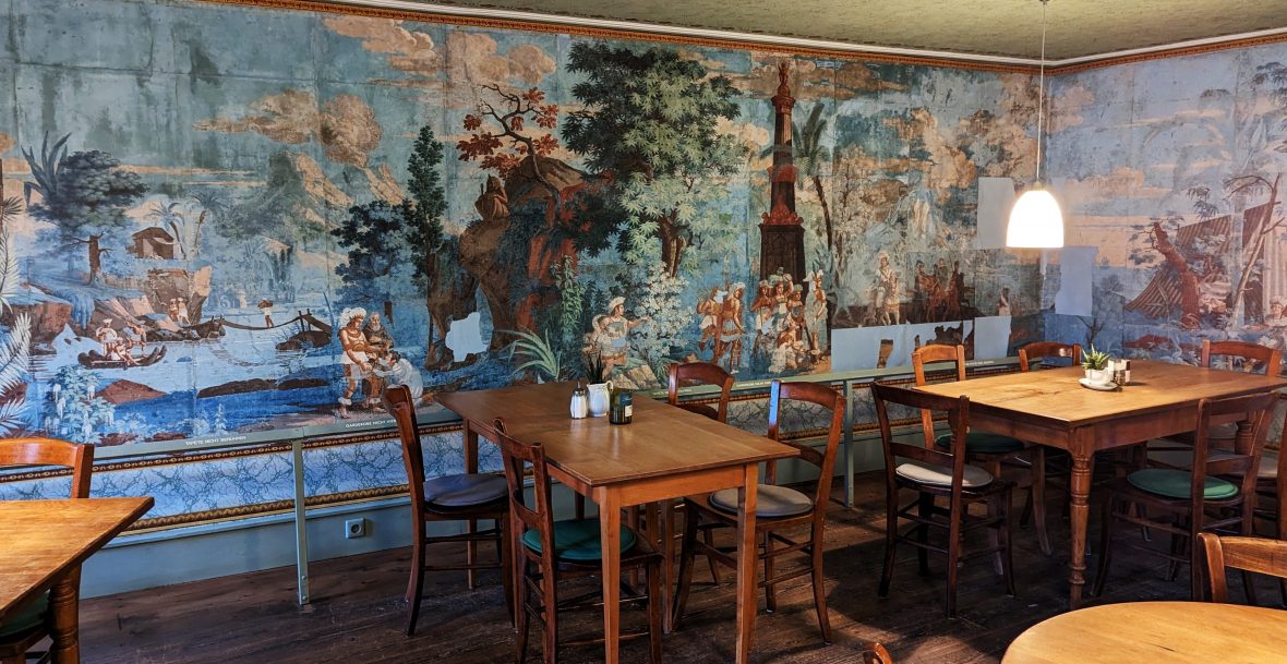 Café Inka mit historischer Tapete in Ötlingen