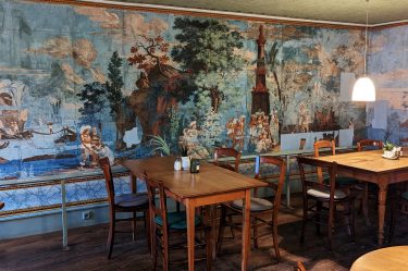 Eine zweihundert Jahre alte Tapete schmückt die Wand im Cafe Inka