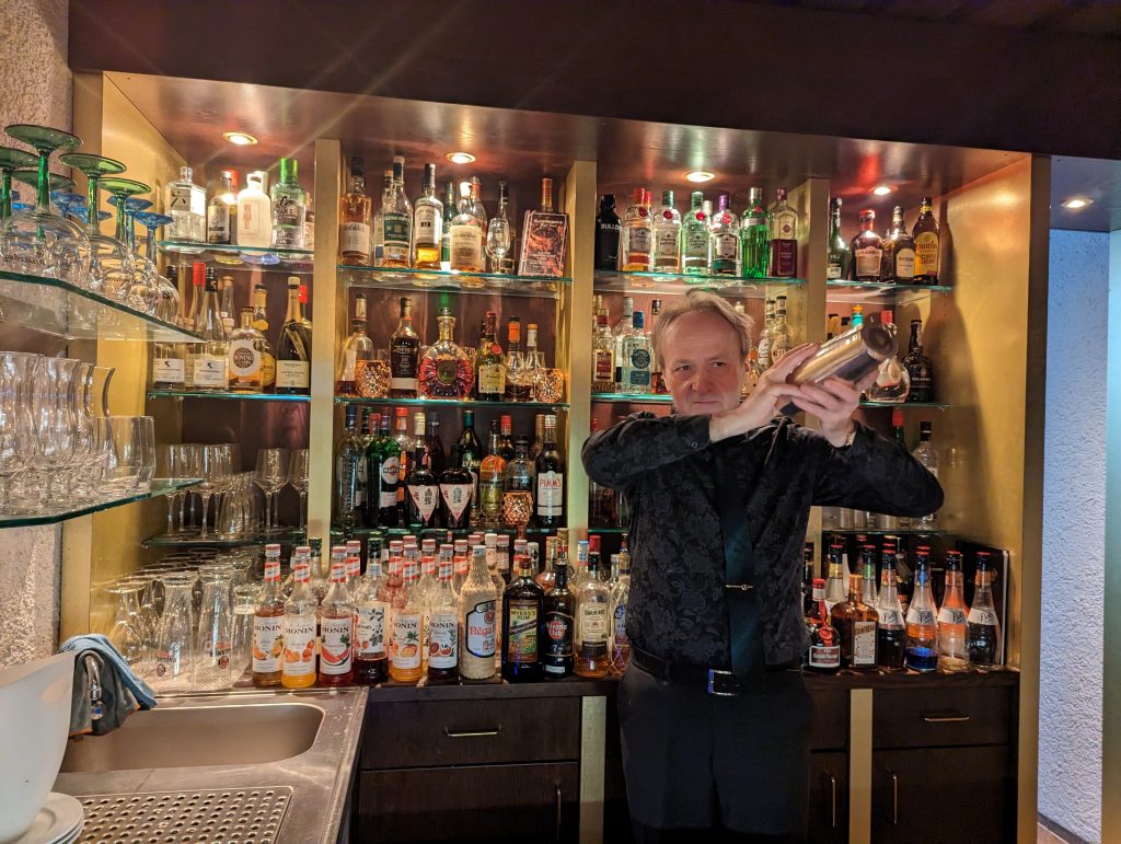 Franky in Action: Am Tresen der Bar Dreiundzwanzig mixt er seine legendären Cocktails